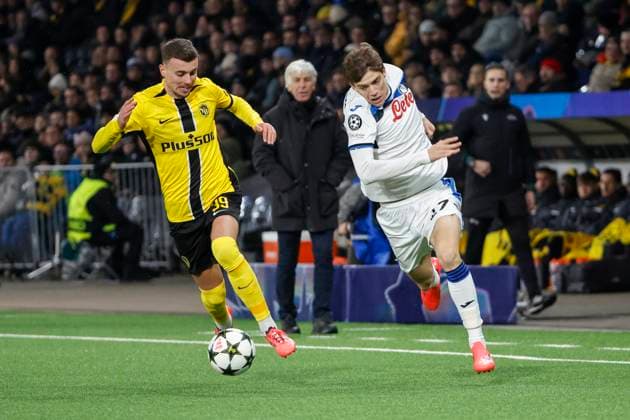 Darian Males BSC Young Boys, 39 and Marco Palestra Atalanta Bergamo, 27 in running duel , Soccer, UEFA Champions League, Matchday 5, 2024 2025, Young Boys Bern vs Atalanta Bergamo, 26 11 2024, Stadion Wankdorf, Bern, Switzerland Bern Stadion Wankdorf Canton Bern Switzerland Copyright: xGrantxHubbsx