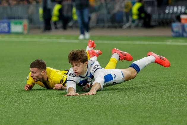 Darian Males BSC Young Boys, 39 and Marco Palestra Atalanta Bergamo, 27 on the ground , Football, UEFA Champions League, Matchday 5, 2024 2025, Young Boys Bern vs Atalanta Bergamo, 26 11 2024, Stadion Wankdorf, Bern, Switzerland Bern Stadion Wankdorf Canton Bern Switzerland Copyright: xGrantxHubbsx