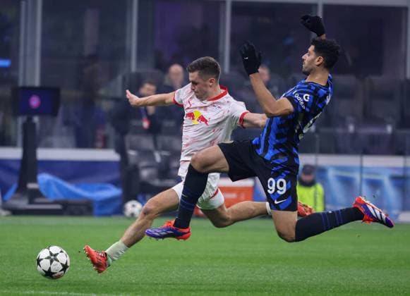 November 27, 2024, Milano, Milano, ITALIA: During the Champions League match 26 11 2024 Football match between FC International Milan vs LB Lipsia at the San Siro stadium Milan.In the photo: Benjamin Sesko of RB Lipsia - Mehdi Taremi of internazionale Milano FC Milano ITALIA - ZUMAs236 20241127_aap_s236_015 Copyright: xFabioxSassox