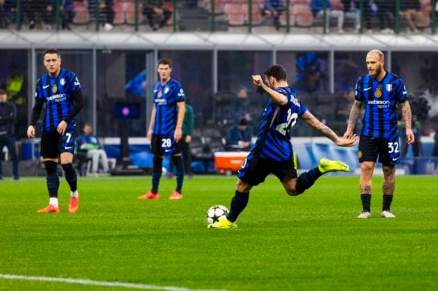 FC Internazionale Milano v RB Leipzig - UEFA Champions League 2024 25 League Phase MD5 Hakan Calhanoglu plays during the UEFA Champions League 2024 25 match between FC Internazionale and RB Lipsia at Stadio Giuseppe Meazza in Milano, Italy, on November 26, 2024 Milano Milano Italy  Copyright: xMairoxCinquettix originalFilename:cinquetti-fcintern241126_npc8q.jpg