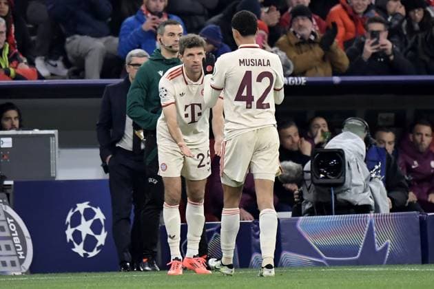 26 11 2024, xemx, Football UEFA Champions League, FC Bayern Muenchen Paris St Germain emspor, v l Thomas Mueller FC Bayern Muenchen Jamal Musiala FC Bayern Muenchen DFL DFB REGULATIONS PROHIBIT ANY USE OF PHOTOGRAPHS as IMAGE SEQUENCES and or QUASI VIDEO Muenchen