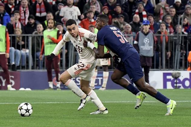 26 11 2024, xemx, Football UEFA Champions League, FC Bayern Muenchen Paris St Germain emspor, v l Jamal Musiala FC Bayern Muenchen Willian Pacho PSG Paris St Germain Zweikampf, Aktion, action, battle for the ball DFL DFB REGULATIONS PROHIBIT ANY USE OF PHOTOGRAPHS as IMAGE SEQUENCES and or QUASI VIDEO Muenchen