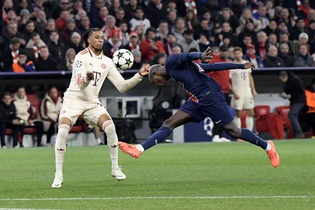 26 11 2024, xemx, Football UEFA Champions League, FC Bayern Muenchen Paris St Germain emspor, v l Michael Olise FC Bayern Muenchen Nuno Mendes PSG Paris St Germain duel, action, action, battle for the ball DFL DFB REGULATIONS PROHIBIT ANY USE OF PHOTOGRAPHS as IMAGE SEQUENCES and or QUASI VIDEO Muenchen