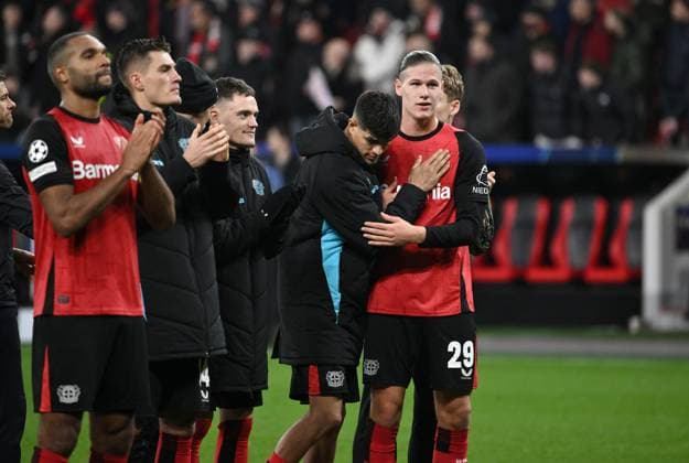 Artem Stepanov Bayer 04 Leverkusen , r , celebrates the victory with his teammates 26 11 2024, Football UEFA Champions League 2024 25, 5 Matchday Bayer 04 Leverkusen RB Salzburg Leverkusen BayArena Nordrhein Westfalen Germany Team2