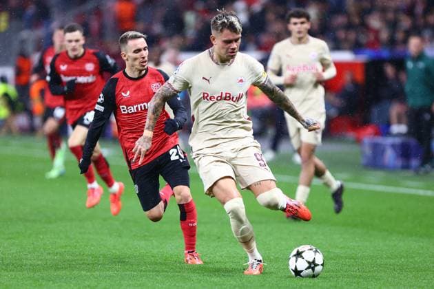 Kamil Piatkowski 91 FC Salzburg in duel, action, with Alejandro Grimaldo 20 Bayer 04 Leverkusen Bayer 04 Leverkusen vs FC Salzburg, Soccer, UEFA Champions League, Matchday 5, 26 11 2024 Photo kolbert press Ant Palmer BayArena NRW Germany Copyright: xkolbert-press AntxPalmerx