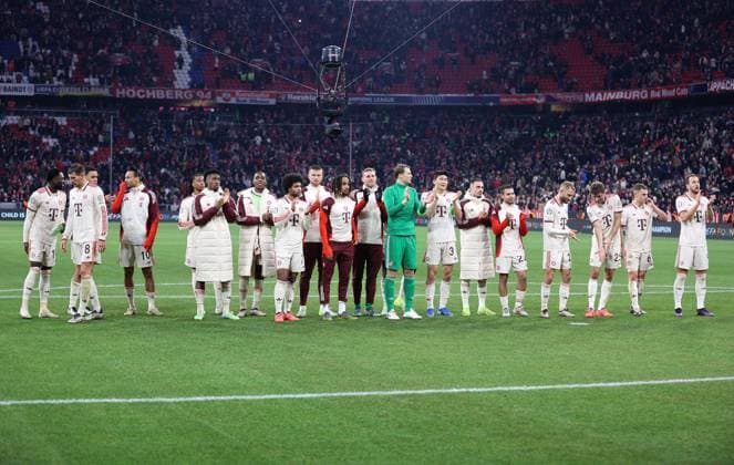 Munich, Germany, 26 November 2024 Football, Men, Champions League, Season 2024 2025, FC Bayern Munich FC Paris Saint Germain, Allianz Arena, Matchday 5 The FC Bayern Munich team celebrating with the fans in front of the South Curve after the end of the match