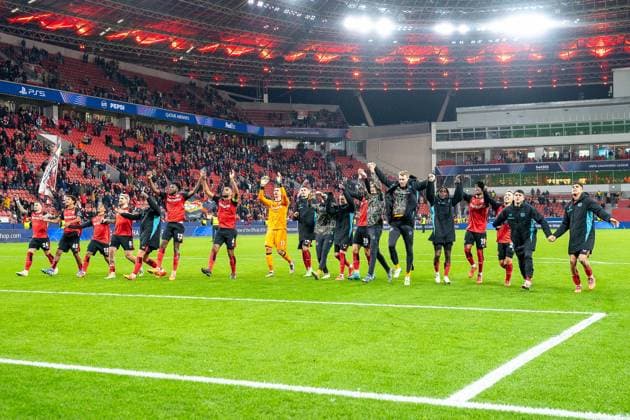 26 11 2024, Football UEFA Champions League, Season 2024 2025, Matchday 05, Bayer 04 Leverkusen FC Salzburg at the BayArena in Leverkusen The Leverkusen team celebrates the victory with their fans Photo Kirchner Media TH Copyright: xKirchner-Media THx
