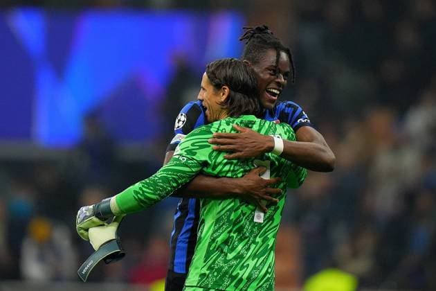 Sport Bilder des Tages Inter Milan s goalkeeper Yann Sommer , Inter Milan s Yann Aurel Bisseck celebrate winning the match after the Uefa Champions League soccer match between Inter and Leipzig at the San Siro Stadium in Milan, north Italy - Tuesday , November 26 , 2024. - Soccer .  Copyright: xSpada LaPressex
