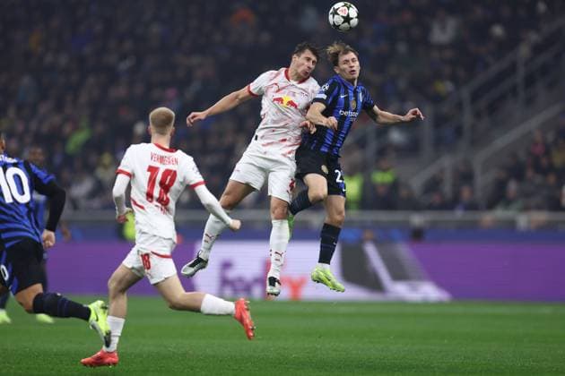 Willi Orban (RB Leipzig) und Nicolo Barella (Fc Internazionale) battle for the ball, UEFA Champions League 2024 25 League Phase MD2, FC Internazionale Milano v RB Leipzig, Stadio Giuseppe Meazza (San Siro), {monthname} {day}, {year4}, Milan, Italy.