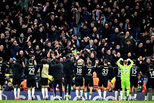 Sport Bilder des Tages MANCHESTER - Feyenoord players cheer to supporters after the UEFA Champions league match between Manchester City FC and Feyenoord at Etihad Stadium on Nov. 26, 2024 in Manchester, England. ANP Hollandse Hoogte UEFA Champions League 2024 25 League Phase MD5 2024 25 xVIxANPxSportx xGerritxvanxKeulenxIVx 514353204 originalFilename: 514353204.jpg