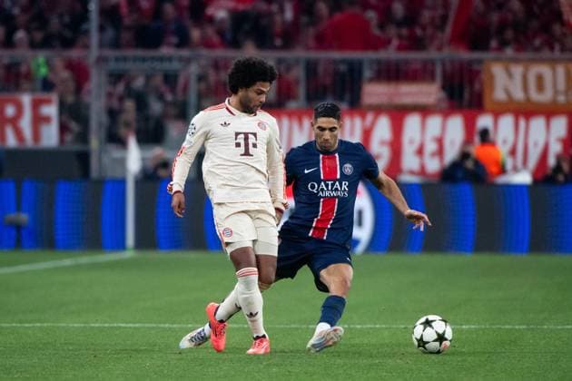 Serge Gnabry FC Bayern Muenchen, 07 in duel with Achraf Hakimi Paris Saint Germain, 02 , GER, FC Bayern Muenchen FCB vs Paris Saint Germain PSG , Football, UEFA Champions League, Matchday 5, Season 2024 2025, 26 11 2024 GER, FC Bayern Muenchen FCB vs Paris Saint Germain PSG , Football, UEFA Champions League, Matchday 5, Season 2024 2025, 26 11 2024 Muenchen Copyright: xEibner-Pressefoto Memmlerx EP_MMR