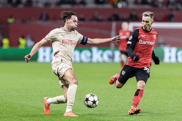 UEFA Champions League Bayer 04 Leverkusen FC Salzburg 26 11 2024 Amar Dedic FC Salzburg, 70 , Alejandro Grimaldo Bayer 04 Leverkusen, 20 UEFA Champions League Bayer 04 Leverkusen FC Salzburg BayArena, Leverkusen 26 11 2024 Copyright: xBEAUTIFULxSPORTS Buriakovx