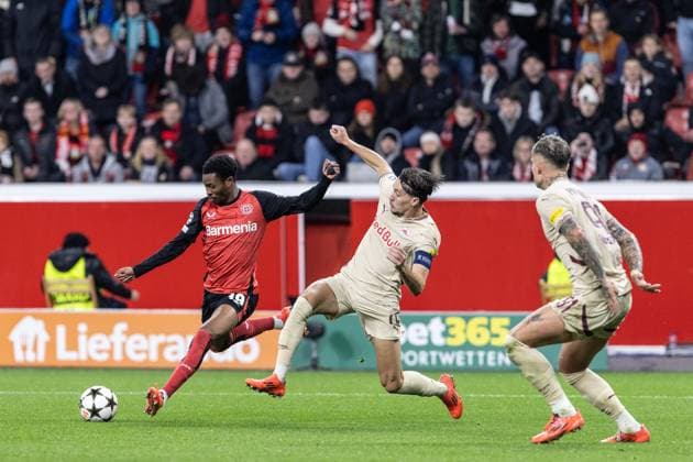 UEFA Champions League Bayer 04 Leverkusen FC Salzburg 26 11 2024 Nathan Tella Bayer 04 Leverkusen, 19 , Amar Dedic FC Salzburg, 70 UEFA Champions League Bayer 04 Leverkusen FC Salzburg BayArena, Leverkusen 26 11 2024 Copyright: xBEAUTIFULxSPORTS Buriakovx