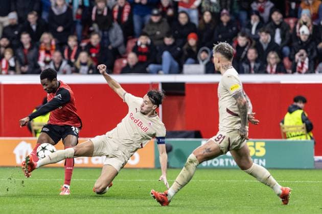 UEFA Champions League Bayer 04 Leverkusen FC Salzburg 26 11 2024 Nathan Tella Bayer 04 Leverkusen, 19 , Amar Dedic FC Salzburg, 70 UEFA Champions League Bayer 04 Leverkusen FC Salzburg BayArena, Leverkusen 26 11 2024 Copyright: xBEAUTIFULxSPORTS Buriakovx