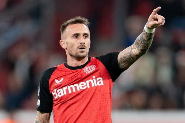 2024-11-26 Bayer 04 Leverkusen v FC Salzburg - UEFA Champions League 2024 25 League Phase MD5 LEVERKUSEN, GERMANY - NOVEMBER 26: Aleix Garcia of Bayer 04 Leverkusen coaches his teammates during the UEFA Champions League 2024 25 League Phase MD5 match between Bayer 04 Leverkusen and FC Salzburg at BayArena on November 26, 2024 in Leverkusen, Germany. (Photo by Joris Verwijst BSR Agency) Leverkusen Germany Content not available for redistribution in The Netherlands directly or indirectly through any third parties. Copyright: xBSRxAgencyx