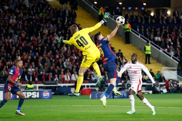 Marco Bizot (Brestois), Robert Lewandowski (Barcelona), NOVEMBER 26, 2024 - Football Soccer : UEFA Champions League match between FC Barcelona, Barca 3-0 Stade Brestois at the Estadi Olimpic Lluis Companys in Barcelona, Spain. Noxthirdxpartyxsales  (274528319)