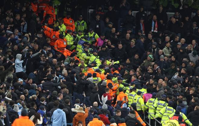 - Manchester City v Feyenoord, UEFA Champions League, League Stage, Etihad Stadium, Manchester, UK - 26th November 2024. (C) Daniel Weir Crystal Pix Crowd trouble with Feyenoord & Manchester City fans as they clash with each other and with the Police & stewards. - Manchester City v Feyenoord, UEFA Champions League, League Stage, Etihad Stadium, Manchester, UK - 26th November 2024. (C) Daniel Weir Crystal Pix Manchester Etihad Stadium UK Copyright: xDanxWeirx CP_Manchester_City_Feyenoord_25