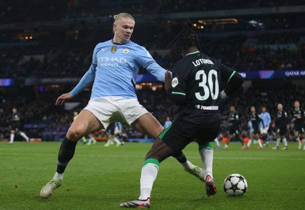 - Manchester City v Feyenoord, UEFA Champions League, League Stage, Etihad Stadium, Manchester, UK - 26th November 2024. (C) Daniel Weir Crystal Pix Erling Haaland of Manchester City battles Jordan Lotomba of Feyenoord. - Manchester City v Feyenoord, UEFA Champions League, League Stage, Etihad Stadium, Manchester, UK - 26th November 2024. (C) Daniel Weir Crystal Pix Manchester Etihad Stadium UK Copyright: xDanxWeirx CP_Manchester_City_Feyenoord_68