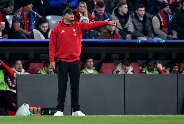 Coach Coach Vincent Kompany FC Bayern Muenchen FCB Gesture Gesture on the sidelines FC Bayern Muenchen FCB vs Paris Saint Germain PSG Matchday 5 26 11 2024 DFL REGULATIONS PROHIBIT ANY USE OF PHOTOGRAPHS AS IMAGE SEQUENCES AND OR QUASI VIDEO FC Bayern Muenchen FCB vs Paris Saint Germain PSG
