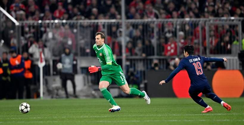 Goalkeeper Manuel Neuer FC Bayern Muenchen FCB 01 Action on the ball makes trip in front of goal Kang in Lee FC Paris Saint Germain PSG 19 FC Bayern Muenchen FCB vs Paris Saint Germain PSG Matchday 5 26 11 2024 DFL REGULATIONS PROHIBIT ANY USE OF PHOTOGRAPHS AS IMAGE SEQUENCES AND OR QUASI VIDEO FC Bayern Muenchen FCB vs Paris Saint Germain PSG