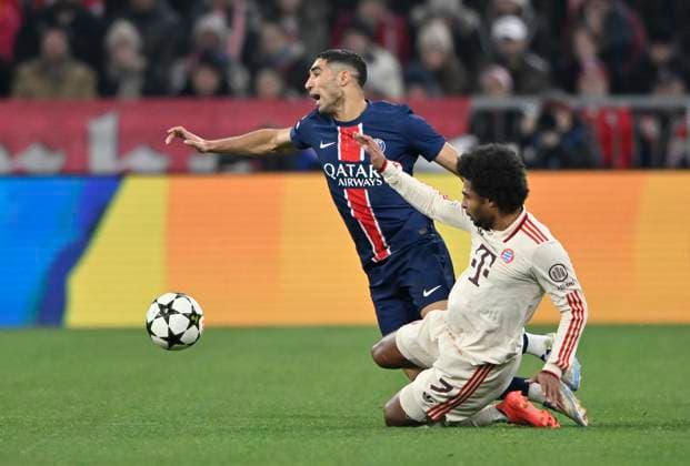 One-on-one, action Foul Serge Gnabry FC Bayern Muenchen FCB 07 vs Achraf Hakimi FC Paris Saint Germain PSG 02 FC Bayern Muenchen FCB vs Paris Saint Germain PSG Matchday 5 26 11 2024 DFL REGULATIONS PROHIBIT ANY USE OF PHOTOGRAPHS AS IMAGE SEQUENCES AND OR QUASI VIDEO FC Bayern Muenchen FCB vs Paris Saint Germain PSG