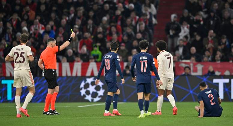 Referee Referee Istvan Kovacs ROU shows Serge Gnabry FC Bayern Muenchen FCB 07 yellow card yellow caution for foul on Achraf Hakimi FC Paris Saint Germain PSG 02 right FC Bayern Muenchen FCB vs Paris Saint Germain PSG Matchday 5 26 11 2024 DFL REGULATIONS PROHIBIT ANY USE OF PHOTOGRAPHS AS IMAGE SEQUENCES AND OR QUASI VIDEO FC Bayern Muenchen FCB vs Paris Saint Germain PSG