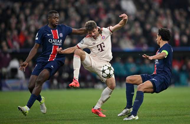 duel, action Thomas Mueller FC Bayern Muenchen FCB 25 vs Willian Pacho FC Paris Saint Germain PSG 51 Marquinhos FC Paris Saint Germain PSG 05 FC Bayern Muenchen FCB vs Paris Saint Germain PSG Matchday 5 26 11 2024 DFL REGULATIONS PROHIBIT ANY USE OF PHOTOGRAPHS AS IMAGE SEQUENCES AND OR QUASI VIDEO FC Bayern Muenchen FCB vs Paris Saint Germain PSG