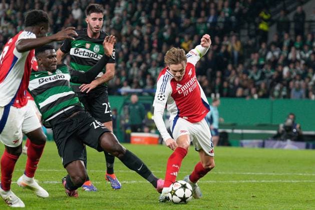 Sporting CP Vs Arsenal FC in Lisbon, Portugal - 26 Nov 2024 Ousmane Diomande of Sporting CP (L2), Goncalo Inacio of Sporting CP (L3), and Marting Odegaard of Arsenal FC (R) in action during the UEFA Champions League 2024 25 League Phase Matchday 5 between Sporting CP and Arsenal FC at Estadio Jose Alvalade. Final score: Sporting CP 1:5 Arsenal FC Lisbon Portugal Copyright: xBrunoxdexCarvalhox xSOPAxImagesx brunodecarvalho_sportingarsenal-1733