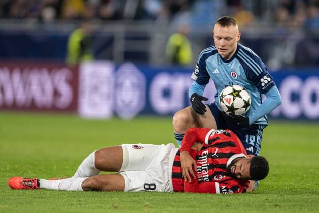 Nino Marcelli follows injured Ruben Loftus-Cheek during UEFA Champions league match, SK Slovan Bratislava - AC Milan , 26. november 2024, Tehelne pole Stadium, Bratislava, Slovakia Copyright: xMICHALxFAJT,ZOSPORTU.SKx FAJ_5491