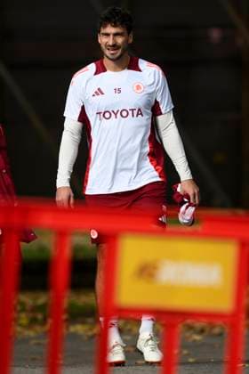 Mats Hummels of AS Roma arrives for a training session the day before the Europa League football match between Tottenham and AS Roma at Centro Sportivo Fulvio Bernardini in Rome (Italy), November 27, 2024. AndreaxStaccioli