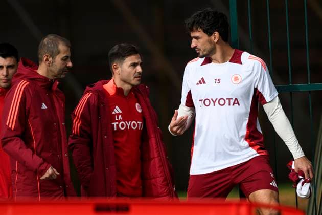 Mats Hummels of AS Roma talks with staff members as he arrives for a training session the day before the Europa League football match between Tottenham and AS Roma at Centro Sportivo Fulvio Bernardini in Rome (Italy), November 27, 2024. AndreaxStaccioli