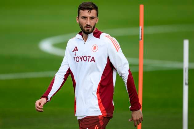 Bryan Cristante of AS Roma during a training session the day before the Europa League football match between Tottenham and AS Roma at Centro Sportivo Fulvio Bernardini in Rome (Italy), November 27, 2024. AndreaxStaccioli