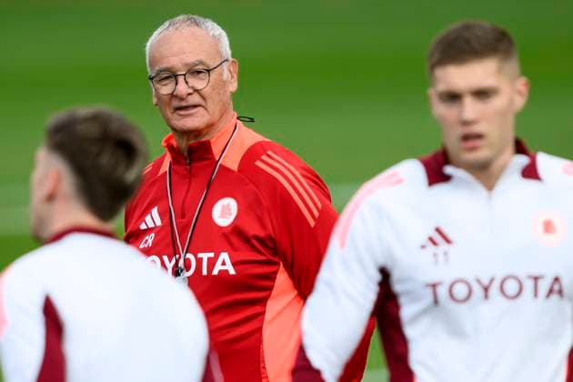Claudio Ranieri, head coach of AS Roma, directs a training session the day before the Europa League football match between Tottenham and AS Roma at Centro Sportivo Fulvio Bernardini in Rome (Italy), November 27, 2024. AndreaxStaccioli