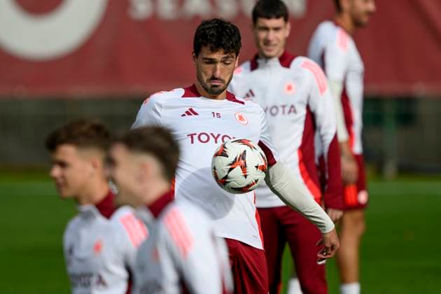 Mats Hummels of AS Roma during a training session the day before the Europa League football match between Tottenham and AS Roma at Centro Sportivo Fulvio Bernardini in Rome (Italy), November 27, 2024. AndreaxStaccioli