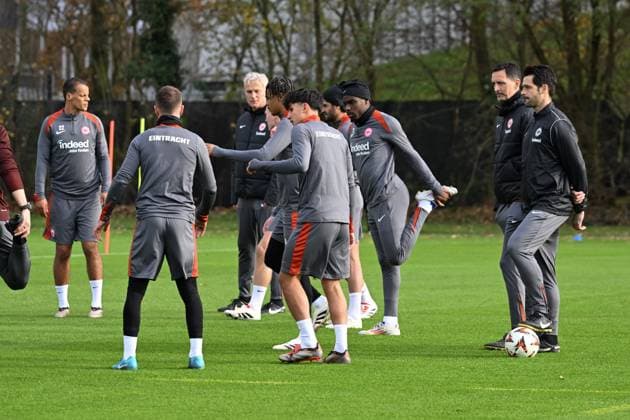27 11 2024, xsltx, Football UEFA Europa League, Eintracht Frankfurt Training emspor, v re Stefan Buck Co Coach Eintracht Frankfurt and Dino Toppmöller Head Coach Eintracht Frankfurt watch their protégés during the warm up DFL DFB REGULATIONS PROHIBIT ANY USE OF PHOTOGRAPHS as IMAGE SEQUENCES and or QUASI VIDEO