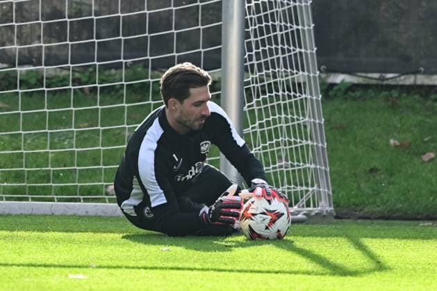 27 11 2024, xsltx, Football UEFA Europa League, Eintracht Frankfurt Training emspor, v l Kevin Trapp TW Eintracht Frankfurt DFL DFB REGULATIONS PROHIBIT ANY USE OF PHOTOGRAPHS as IMAGE SEQUENCES and or QUASI VIDEO