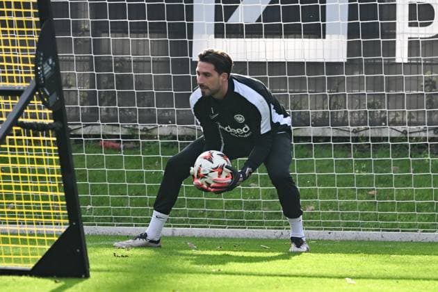 27 11 2024, xsltx, Football UEFA Europa League, Eintracht Frankfurt Training emspor, v l Kevin Trapp TW Eintracht Frankfurt DFL DFB REGULATIONS PROHIBIT ANY USE OF PHOTOGRAPHS as IMAGE SEQUENCES and or QUASI VIDEO