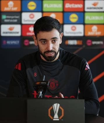 - Manchester United, ManU Training, UEFA Europa League 2024 25, League Phase, MD5 training Session at Carrington Training Ground, Manchester, UK - 27th November 2024. (C) Daniel Weir Crystal Pix Bruno Fernandes of Manchester United in his pre match press conference, PK, Pressekonferenz - Manchester United Training, UEFA Europa League 2024 25, League Phase, MD5 training Session at Carrington Training Ground, Manchester, UK - 27th November 2024. (C) Daniel Weir Crystal Pix Manchester Carrington Training Ground UK Copyright: xDanxWeirx CP_Manchester_United_Training_37
