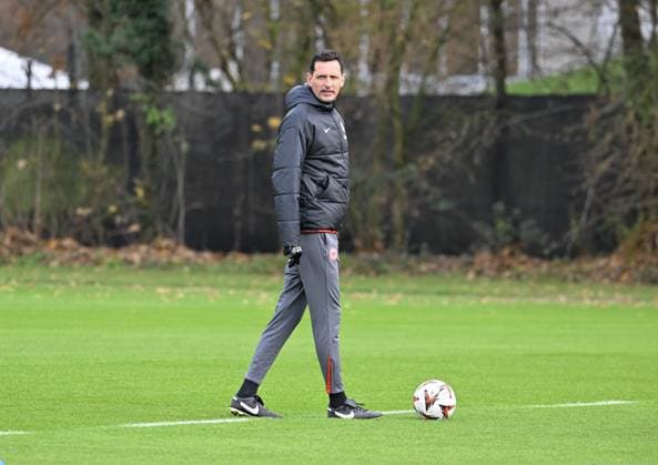 27 11 2024, xsltx, Football UEFA Europa League, Eintracht Frankfurt Training emspor, v l Dino Toppmöller Head Coach Eintracht Frankfurt DFL DFB REGULATIONS PROHIBIT ANY USE OF PHOTOGRAPHS as IMAGE SEQUENCES and or QUASI VIDEO