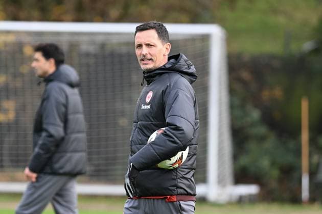 27 11 2024, xsltx, Football UEFA Europa League, Eintracht Frankfurt Training emspor, v l Dino Toppmöller Head Coach Eintracht Frankfurt DFL DFB REGULATIONS PROHIBIT ANY USE OF PHOTOGRAPHS as IMAGE SEQUENCES and or QUASI VIDEO