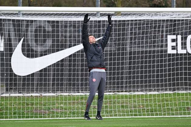27 11 2024, xsltx, Football UEFA Europa League, Eintracht Frankfurt Training emspor, v l Thats how high the bar is currently set at Eintracht Frankfurt, Dino Toppmöller head coach Eintracht Frankfurt seems to want to hint DFL DFB REGULATIONS PROHIBIT ANY USE OF PHOTOGRAPHS as IMAGE SEQUENCES and or QUASI VIDEO