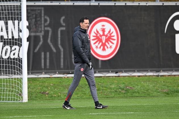27 11 2024, xsltx, Football UEFA Europa League, Eintracht Frankfurt Training emspor, v l Dino Toppmöller Head Coach Eintracht Frankfurt DFL DFB REGULATIONS PROHIBIT ANY USE OF PHOTOGRAPHS as IMAGE SEQUENCES and or QUASI VIDEO