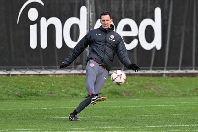 27 11 2024, xsltx, Football UEFA Europa League, Eintracht Frankfurt Training emspor, v l Dino Toppmöller Head Coach Eintracht Frankfurt DFL DFB REGULATIONS PROHIBIT ANY USE OF PHOTOGRAPHS as IMAGE SEQUENCES and or QUASI VIDEO