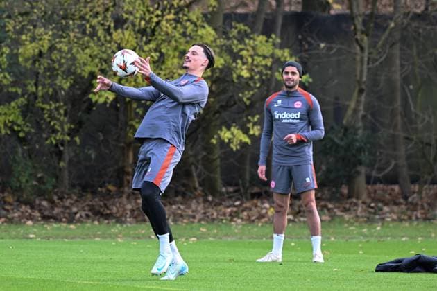 27 11 2024, xsltx, Football UEFA Europa League, Eintracht Frankfurt Training emspor, v l Robin Koch Eintracht Frankfurt , Mahmoud Dahoud Eintracht Frankfurt DFL DFB REGULATIONS PROHIBIT ANY USE OF PHOTOGRAPHS as IMAGE SEQUENCES and or QUASI VIDEO