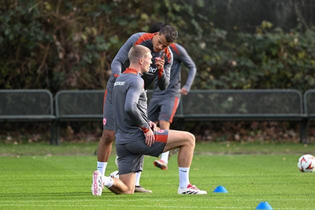 27 11 2024, xsltx, Football UEFA Europa League, Eintracht Frankfurt Training emspor, v l Timothy Chandler Eintracht Frankfurt in dialog with Rasmus Kristensen Eintracht Frankfurt DFL DFB REGULATIONS PROHIBIT ANY USE OF PHOTOGRAPHS as IMAGE SEQUENCES and or QUASI VIDEO