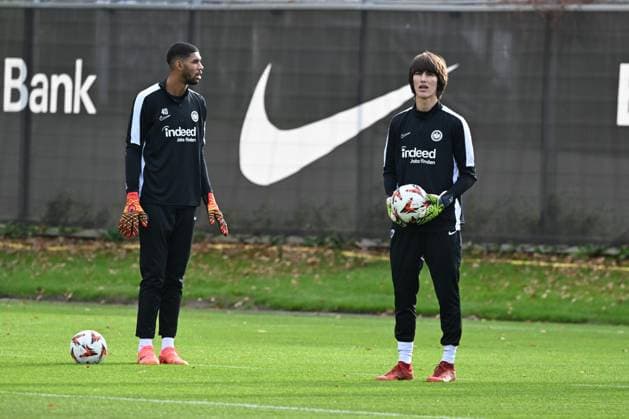 27 11 2024, xsltx, Football UEFA Europa League, Eintracht Frankfurt Training emspor, v l Kaua Santos TW Eintracht Frankfurt , Amil Siljevic U19 Eintracht Frankfurt DFL DFB REGULATIONS PROHIBIT ANY USE OF PHOTOGRAPHS as IMAGE SEQUENCES and or QUASI VIDEO