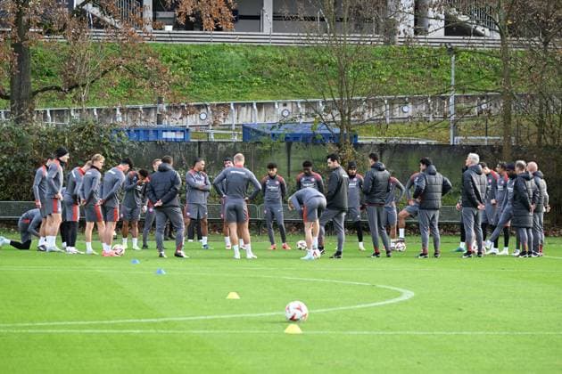 27 11 2024, xsltx, Football UEFA Europa League, Eintracht Frankfurt Training emspor, v l Address by Dino Toppmöller Head Coach Eintracht Frankfurt to the team before the match at FC Midtjylland DFL DFB REGULATIONS PROHIBIT ANY USE OF PHOTOGRAPHS as IMAGE SEQUENCES and or QUASI VIDEO