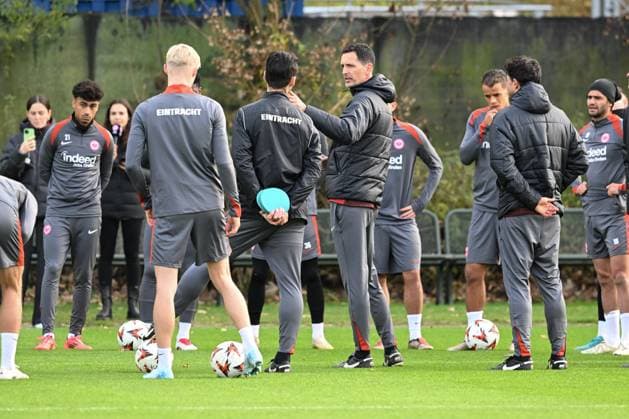 27 11 2024, xsltx, Football UEFA Europa League, Eintracht Frankfurt Training emspor, 4 v l Address by Dino Toppmöller Head Coach Eintracht Frankfurt to the team before the match at FC Midtjylland DFL DFB REGULATIONS PROHIBIT ANY USE OF PHOTOGRAPHS as IMAGE SEQUENCES and or QUASI VIDEO