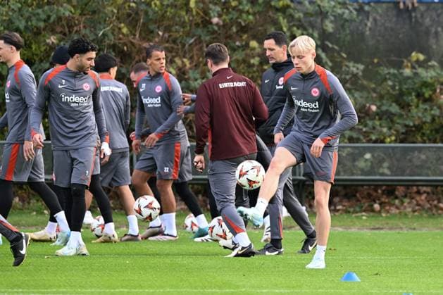 27 11 2024, xsltx, Football UEFA Europa League, Eintracht Frankfurt Training emspor, v re Oscar Hojlund Eintracht Frankfurt DFL DFB REGULATIONS PROHIBIT ANY USE OF PHOTOGRAPHS as IMAGE SEQUENCES and or QUASI VIDEO