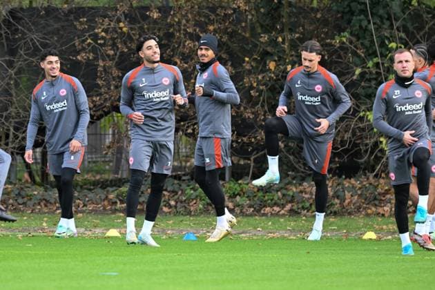 27 11 2024, xsltx, Football UEFA Europa League, Eintracht Frankfurt Training emspor, v l Fares Chaibi Eintracht Frankfurt , Omar Marmoush Eintracht Frankfurt , Ansgar Knauff Eintracht Frankfurt , Robin Koch Eintracht Frankfurt , Mario Götze Eintracht Frankfurt DFL DFB REGULATIONS PROHIBIT ANY USE OF PHOTOGRAPHS as IMAGE SEQUENCES and or QUASI VIDEO